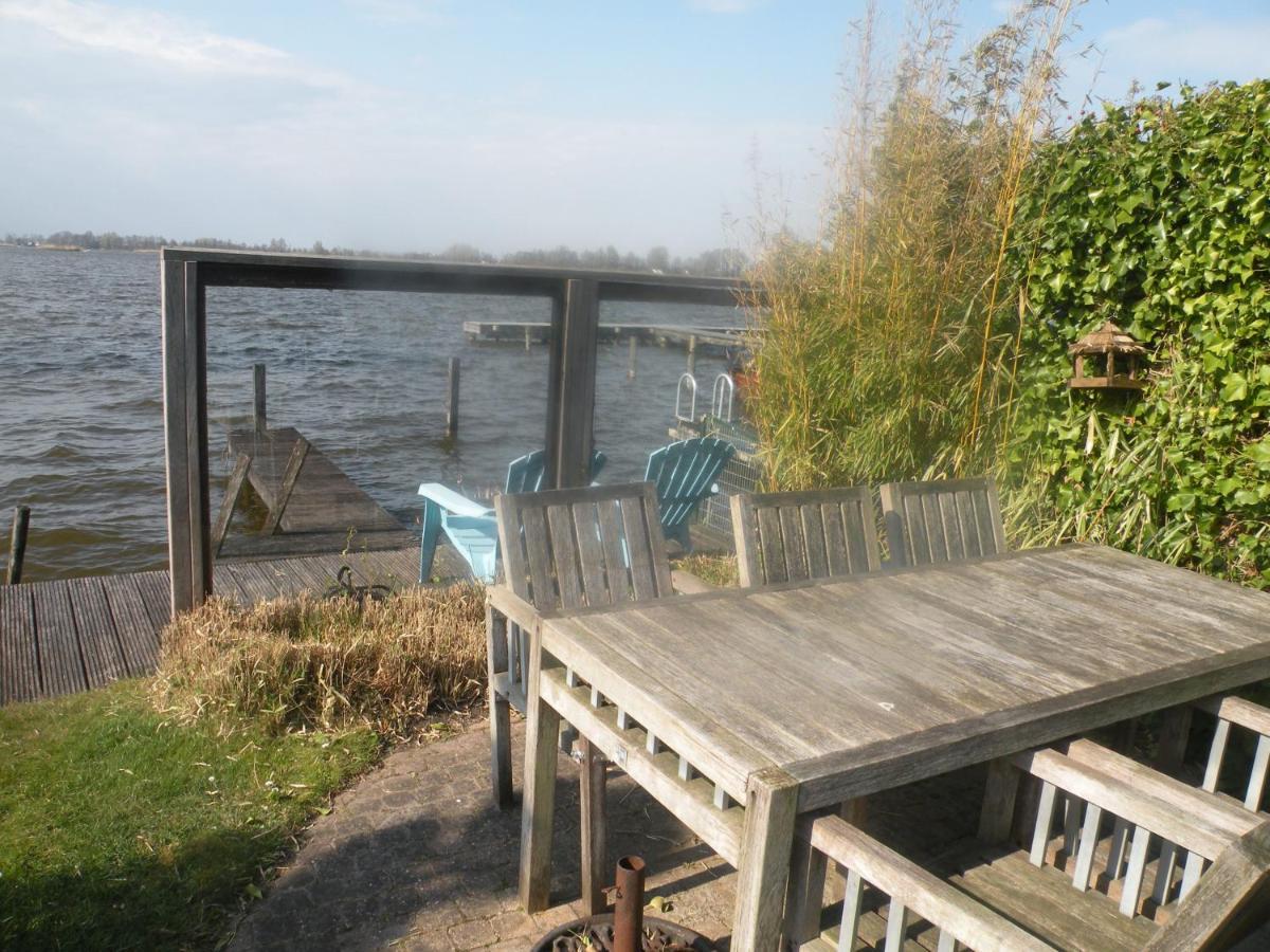 The Outpost - enjoy our charming lakehouse at Reeuwijkse Plassen - near Gouda Villa Buitenkant foto