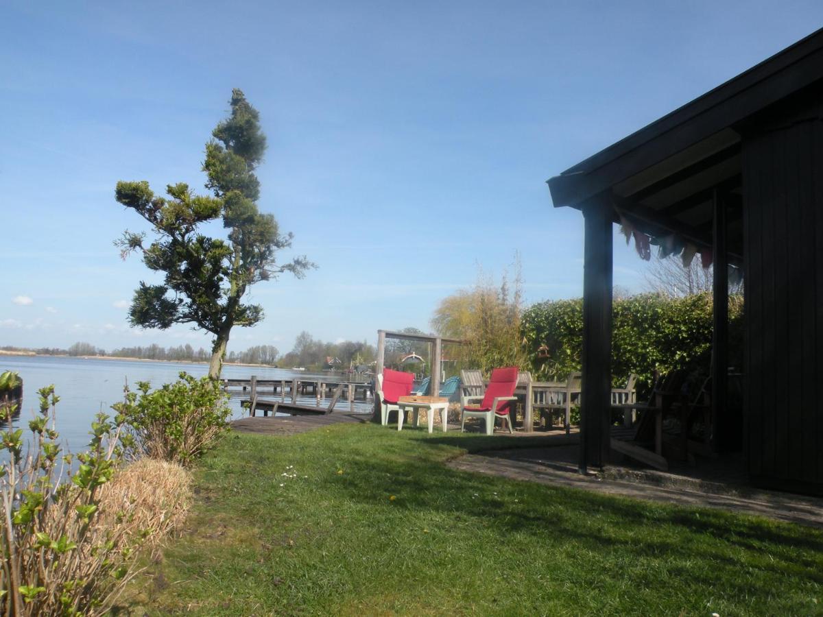 The Outpost - enjoy our charming lakehouse at Reeuwijkse Plassen - near Gouda Villa Buitenkant foto