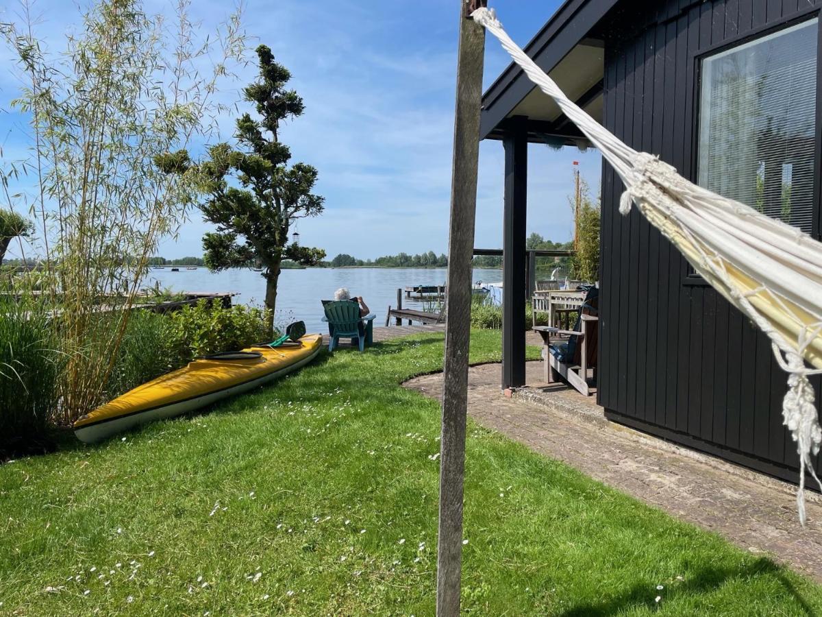 The Outpost - enjoy our charming lakehouse at Reeuwijkse Plassen - near Gouda Villa Buitenkant foto