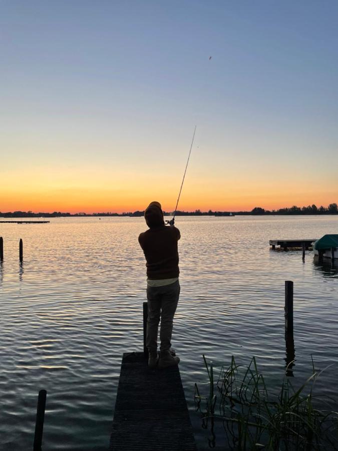 The Outpost - enjoy our charming lakehouse at Reeuwijkse Plassen - near Gouda Villa Buitenkant foto