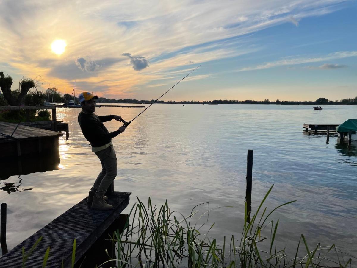 The Outpost - enjoy our charming lakehouse at Reeuwijkse Plassen - near Gouda Villa Buitenkant foto