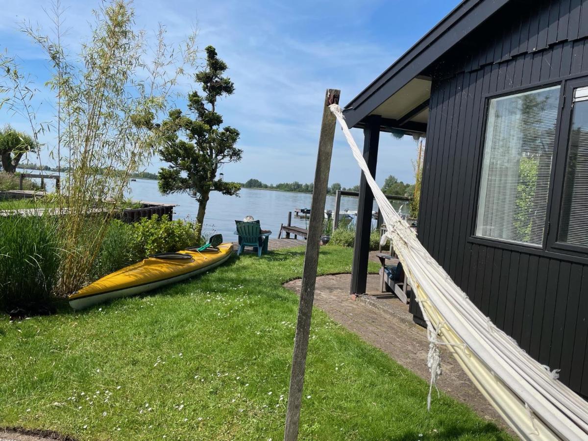 The Outpost - enjoy our charming lakehouse at Reeuwijkse Plassen - near Gouda Villa Buitenkant foto