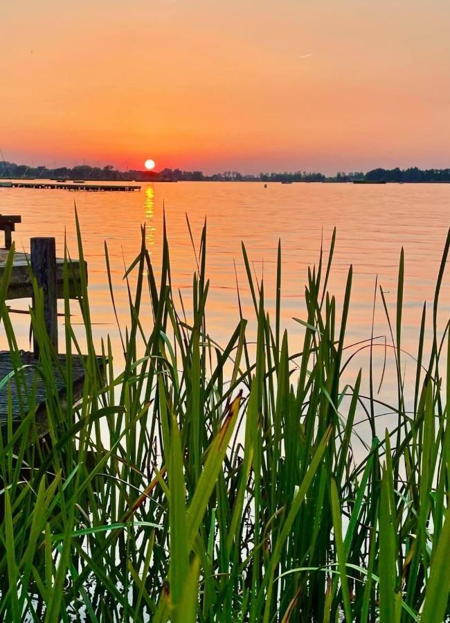 The Outpost - enjoy our charming lakehouse at Reeuwijkse Plassen - near Gouda Villa Buitenkant foto