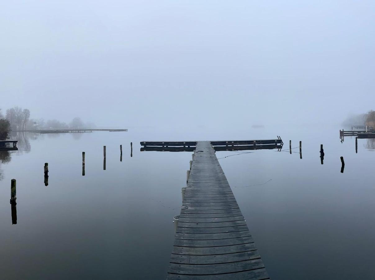 The Outpost - enjoy our charming lakehouse at Reeuwijkse Plassen - near Gouda Villa Buitenkant foto