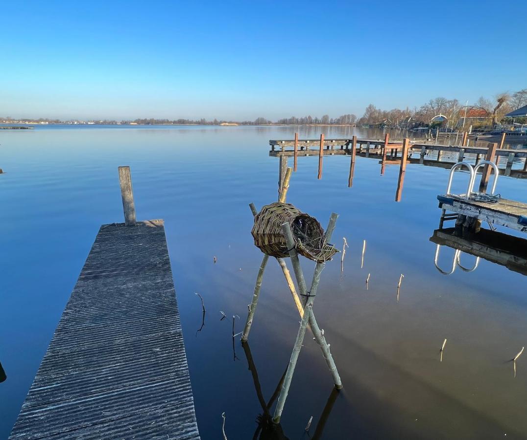 The Outpost - enjoy our charming lakehouse at Reeuwijkse Plassen - near Gouda Villa Buitenkant foto