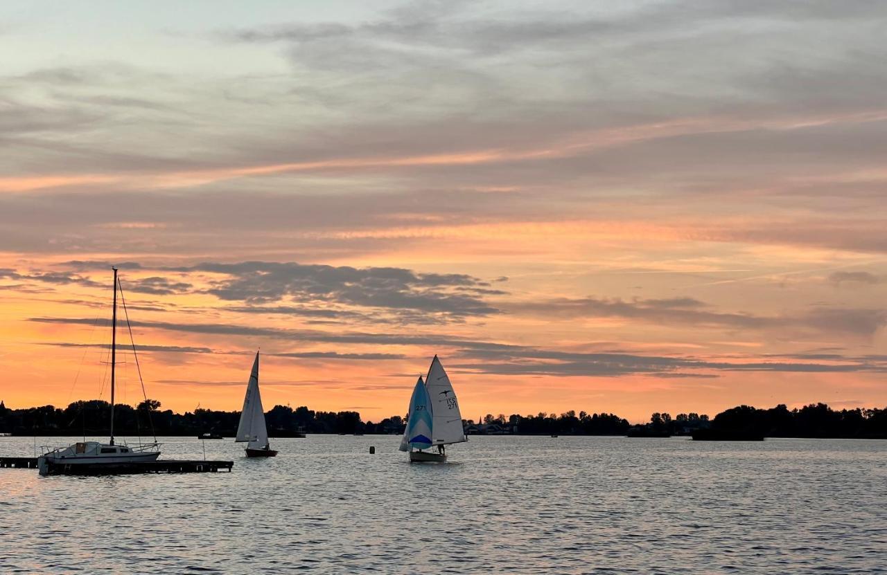 The Outpost - enjoy our charming lakehouse at Reeuwijkse Plassen - near Gouda Villa Buitenkant foto